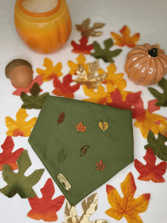 Detalle de la bandana para perro Autumn Leaves de Happy Puppy Bandanas en verde oliva con hojas de otono bordadas en rojo, mostaza y verde