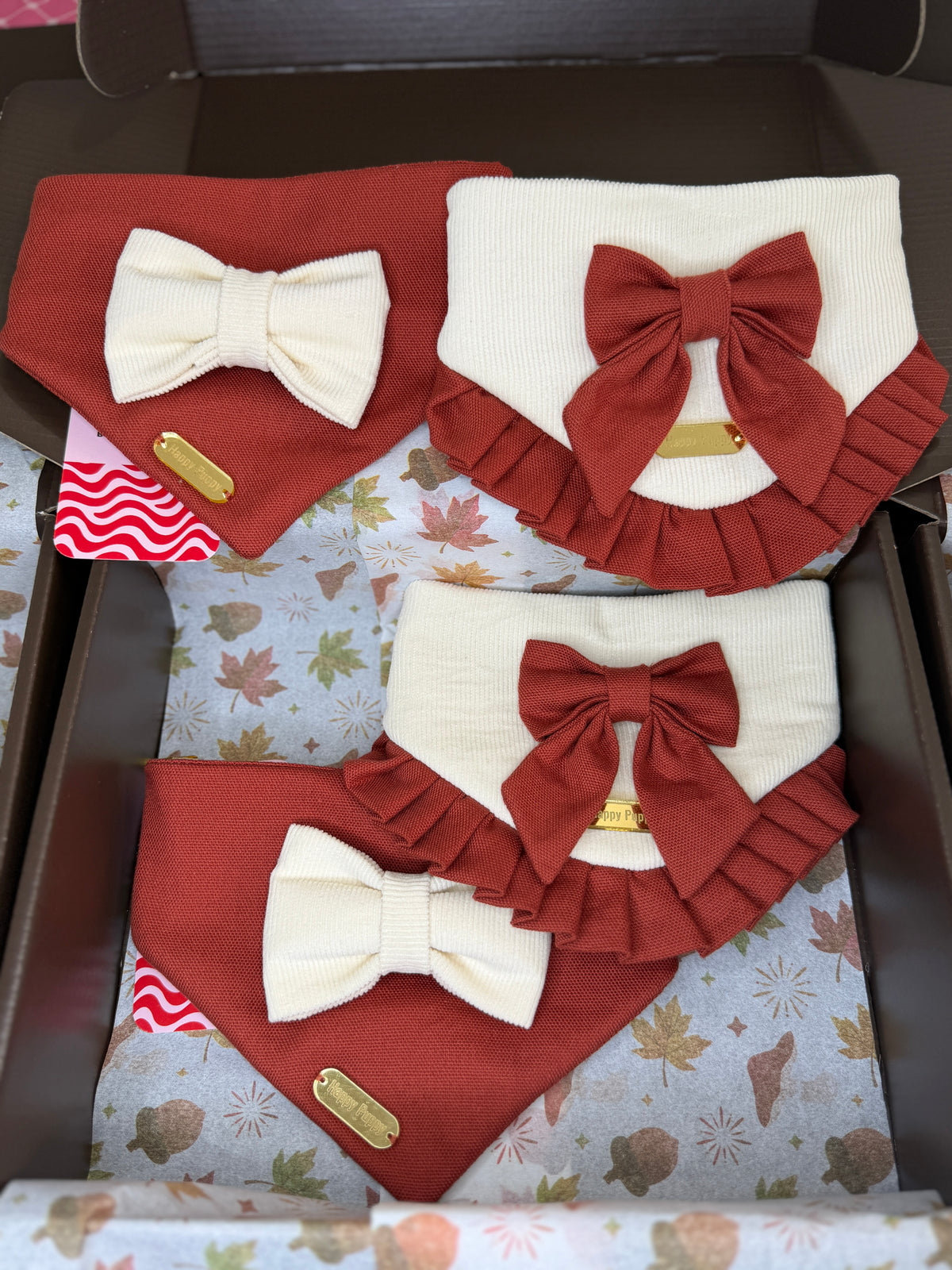 Fall-ing for You – Bandana de Otoño Crema con Lazo Vino para Perro