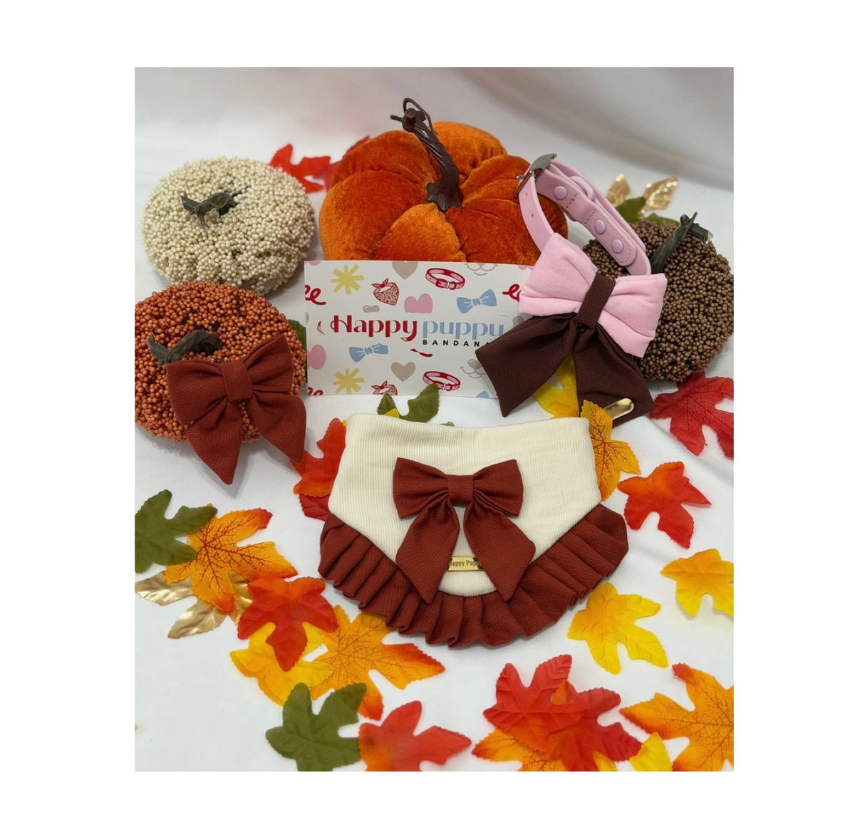 Fall-ing for You – Bandana de Otoño Crema con Lazo Vino para Perro