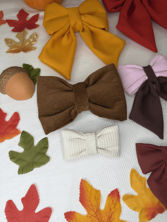 Bow ties y sailor bows de otono para collar de perro de Happy Puppy Bandanas en mostaza, vino y blanco, vista de grupo sobre hojas de otono