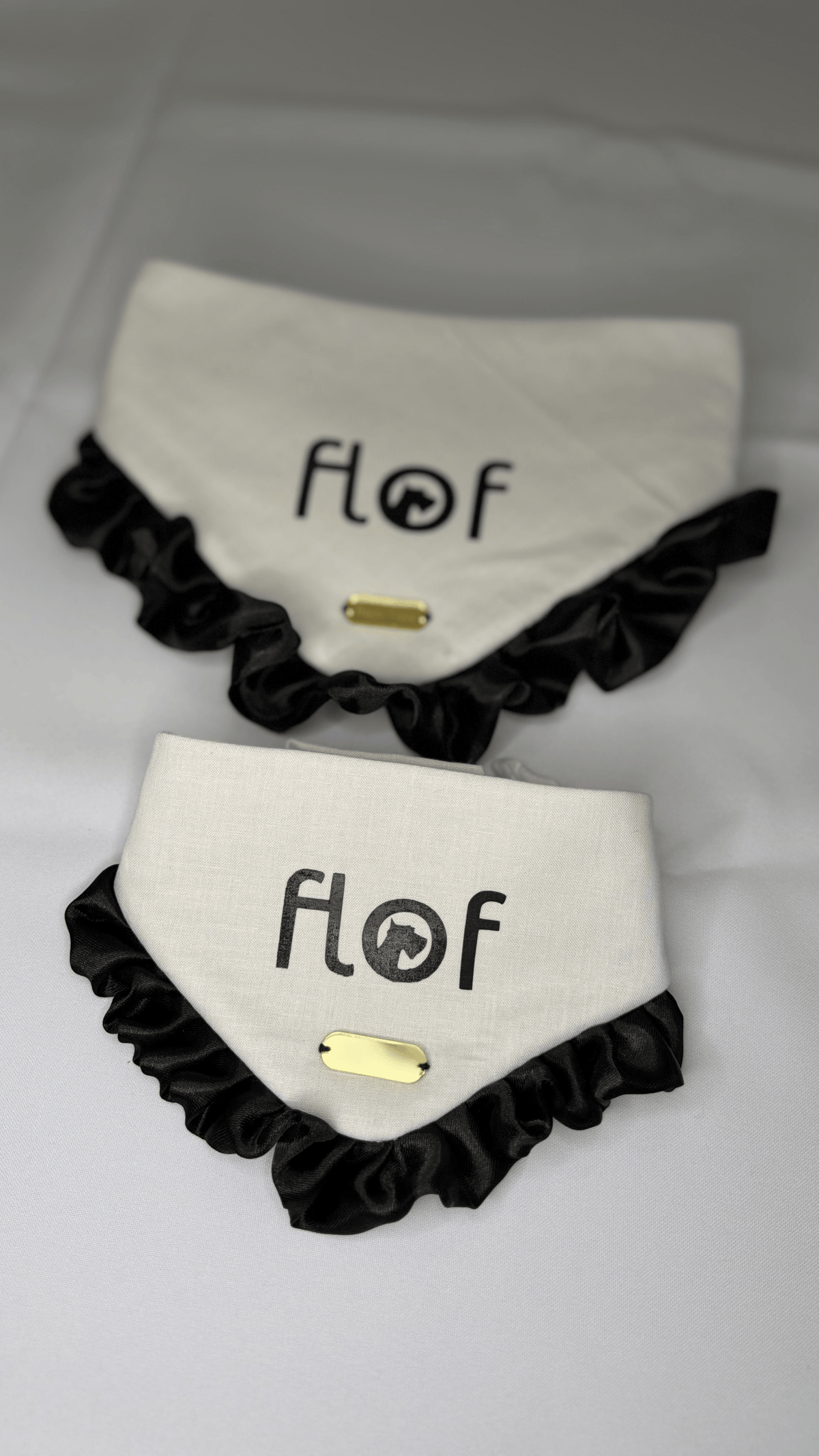 Par de bandanas para perro blancas personalizadas con el logo de una marca y volante negro, linea Bandanas con logos personalizadas de Happy Puppy Bandanas