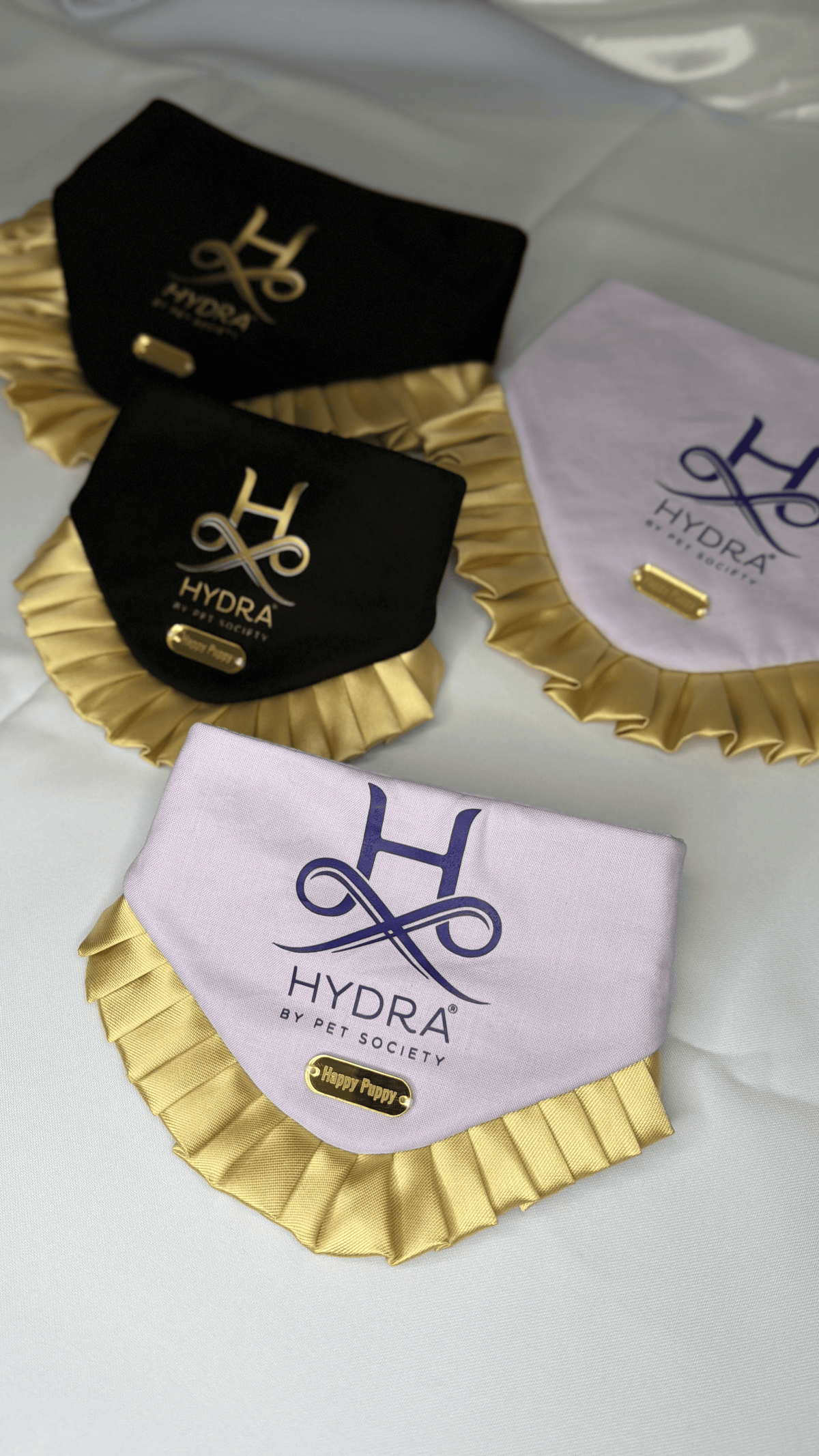 Bandanas para perro negras y blancas personalizadas con el logo de un salon de grooming en dorado y volante dorado, linea Bandanas con logos personalizadas de Happy Puppy Bandanas