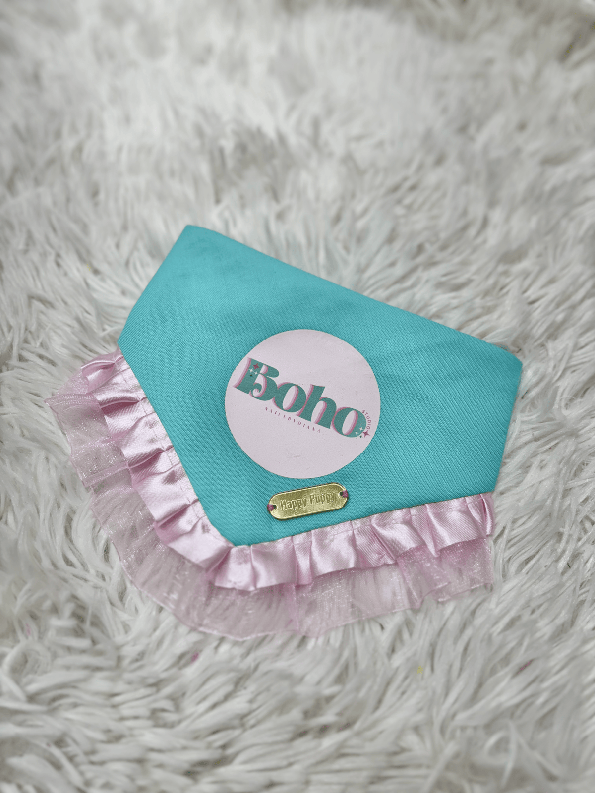 Bandana para perro turquesa personalizada con logo circular y volante rosa satinado, de la linea Bandanas con logos personalizadas de Happy Puppy Bandanas