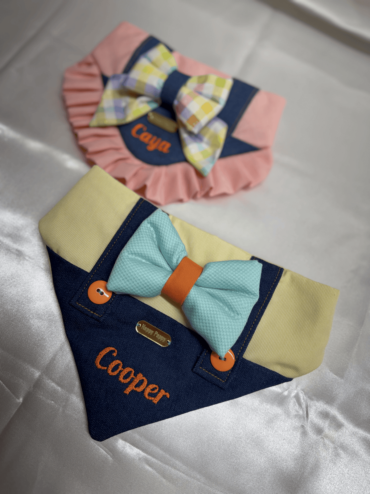Bandanas para perro Bunny Jumper de Happy Puppy Bandanas en mezclilla con nombres personalizados bordados y lazos de cuadros, vista de grupo