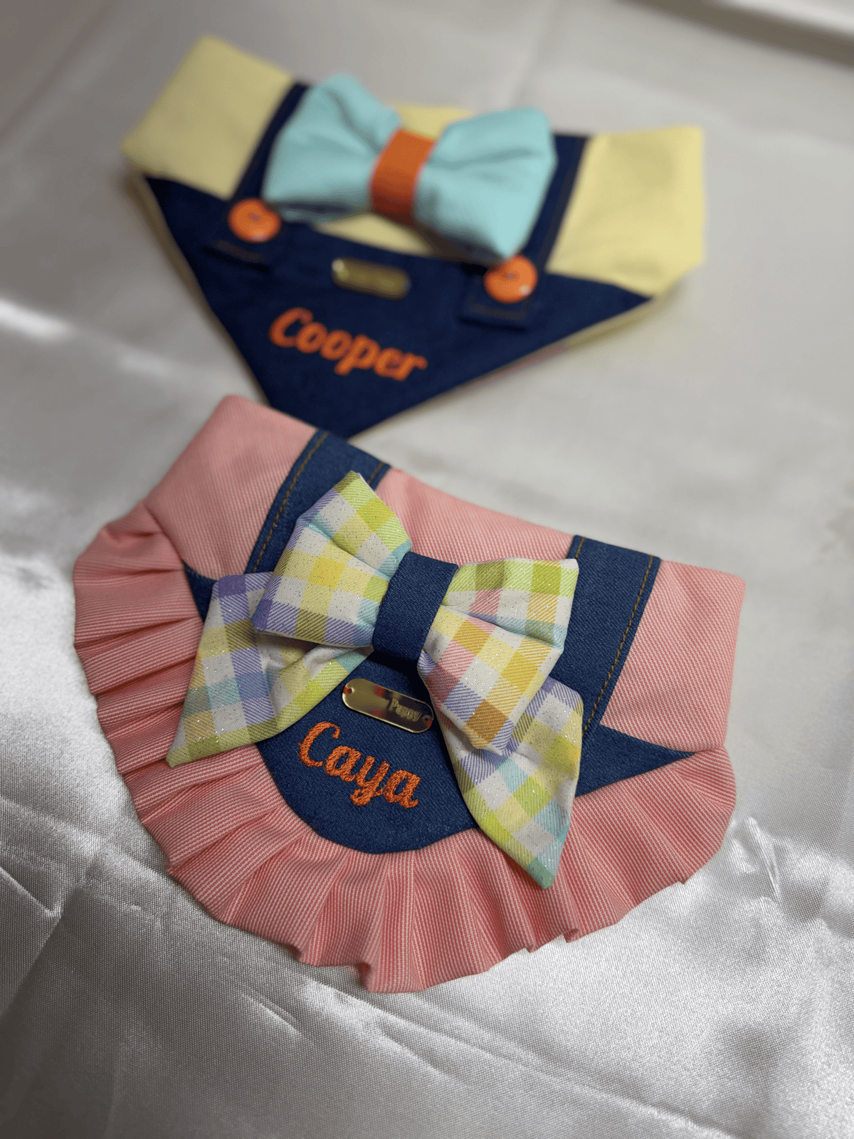 Par de bandanas para perro Bunny Jumper de Happy Puppy Bandanas en mezclilla con nombres personalizados bordados y lazos de cuadros pastel, vista frontal