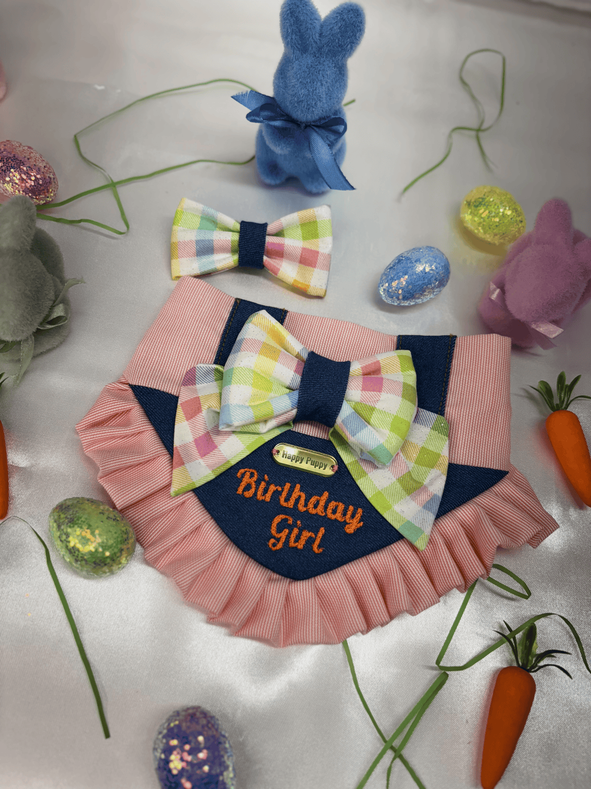 Bandana para perro Bunny Jumper Girl de Happy Puppy Bandanas en rosa con peto de mezclilla, nombre bordado en naranja y lazo de cuadros pastel, vista frontal