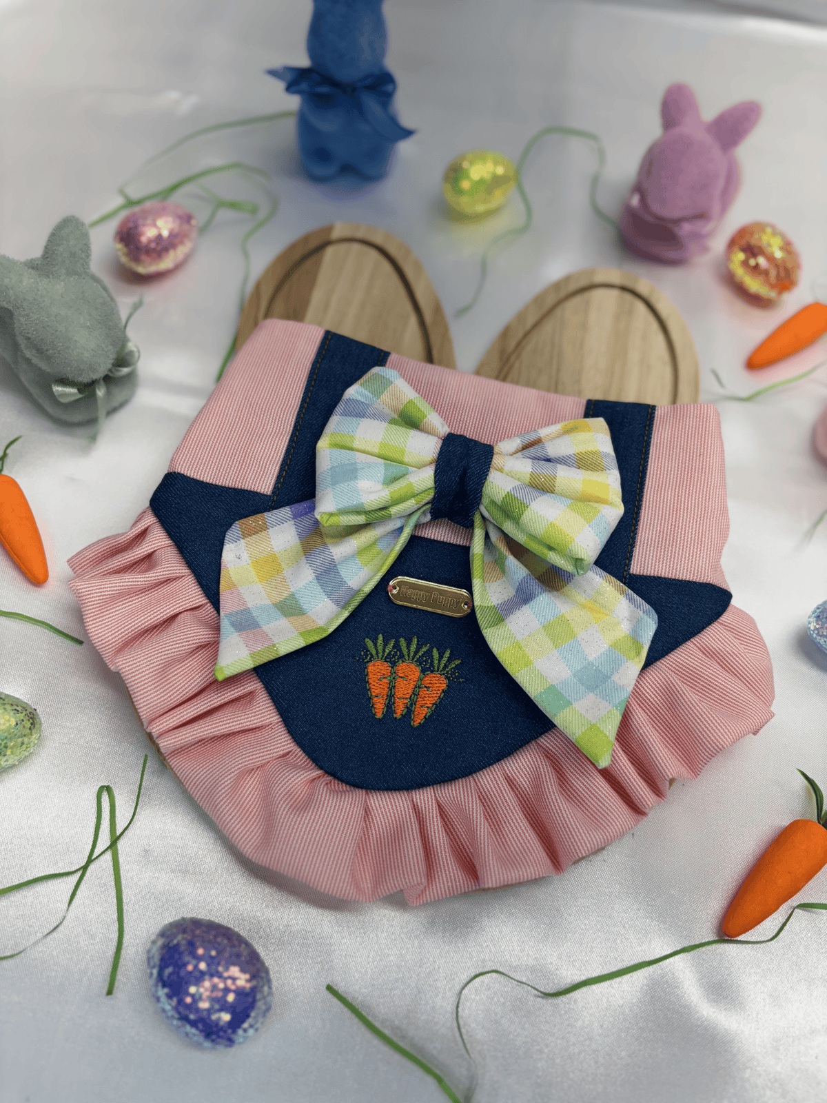Bandana para perro Bunny Jumper Girl de Happy Puppy Bandanas en rosa con peto de mezclilla, zanahorias bordadas y lazo de cuadros verde, vista frontal de Pascua