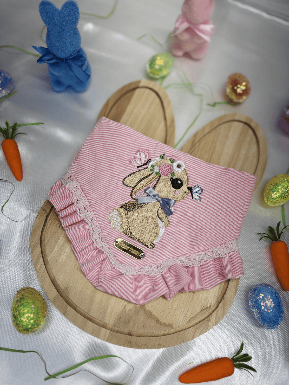 Bandana para perro Butterfly de Happy Puppy Bandanas en rosa, con conejita bordada con corona de flores, mariposas y lazo lila, encaje blanco y volante rosa, vista frontal