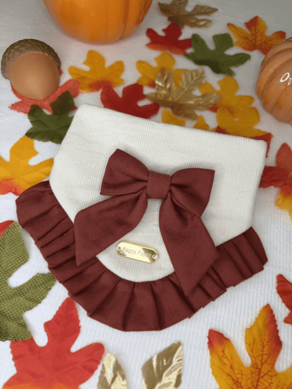 Detalle de la bandana para perro Fall-ing in Love de Happy Puppy Bandanas en crema con lazo y volante color vino