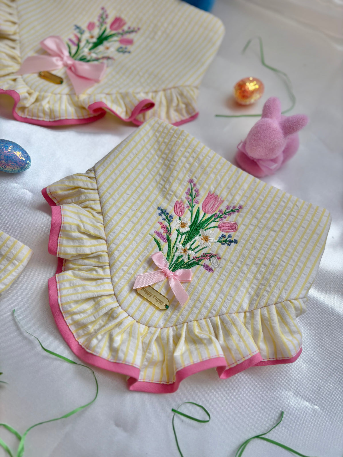 Bandana para perro Flowers de Happy Puppy Bandanas en crema texturizada con ramo de flores bordado en tonos lila y rosa y volante con ribete rosa, vista frontal