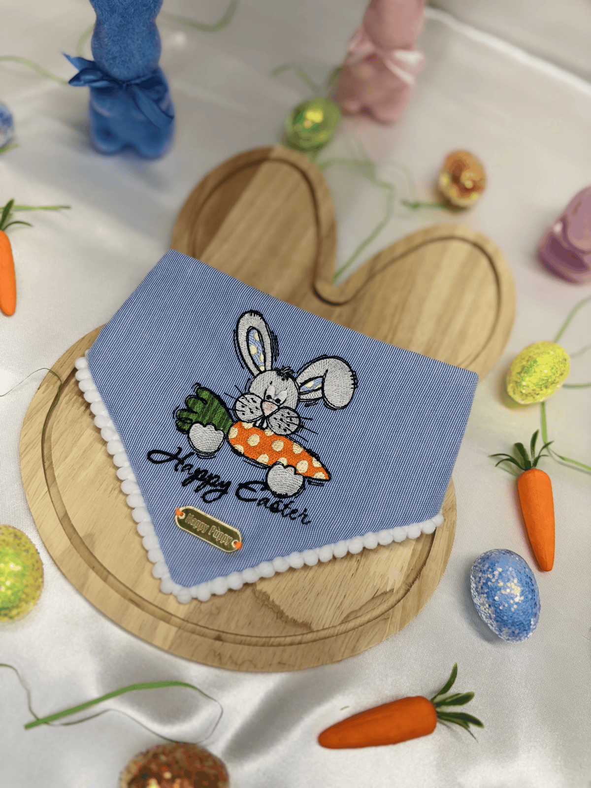 Bandana para perro Happy Easter de Happy Puppy Bandanas en azul claro con conejo y zanahoria bordados y las palabras Happy Easter, vista frontal