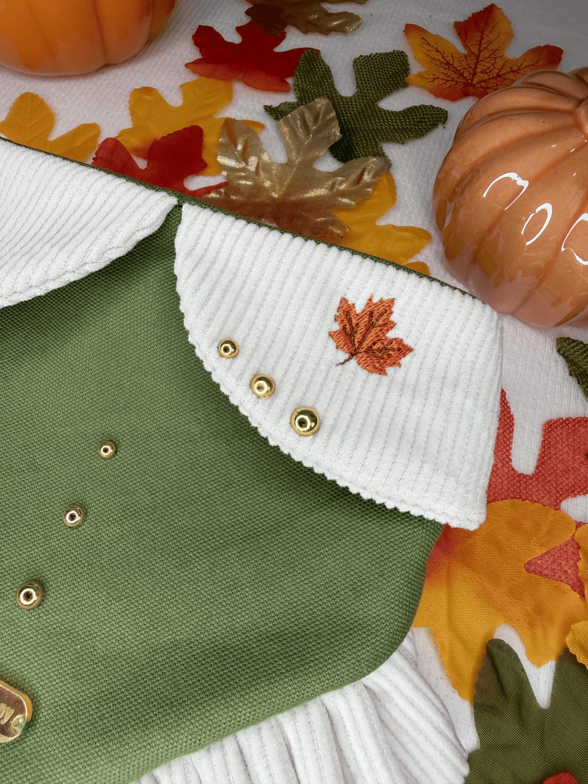 Bandana para perro Harvest Chic de Happy Puppy Bandanas en verde oliva con cuello blanco, botones dorados y hoja de otono bordada, vista de detalle