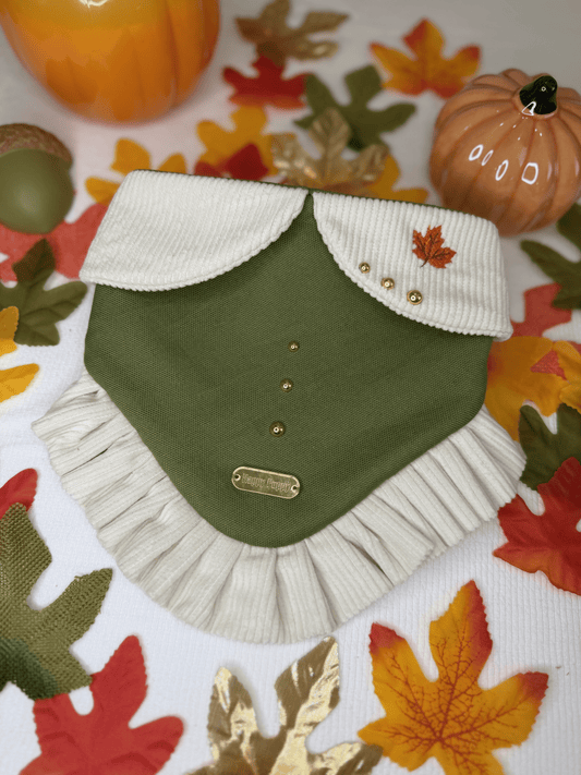 Bandana para perro Harvest Chic de Happy Puppy Bandanas en verde oliva con cuello blanco tipo peter pan, botones dorados, hoja bordada y volante blanco, vista frontal