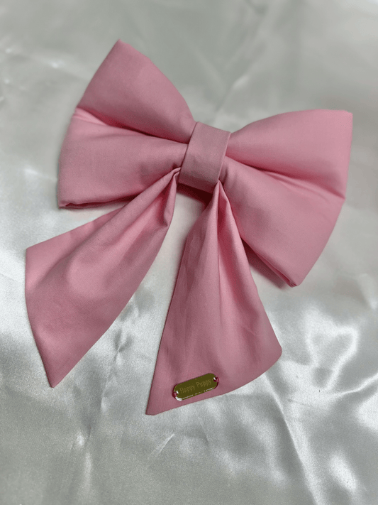 Detalle del sailor bow para collar de perro Light Pink Sailor Bow de Happy Puppy Bandanas en rosa claro sobre satin blanco