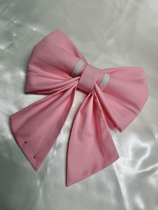 Sailor bow para collar de perro Light Pink Sailor Bow de Happy Puppy Bandanas en rosa claro, vista frontal sobre fondo de satin blanco