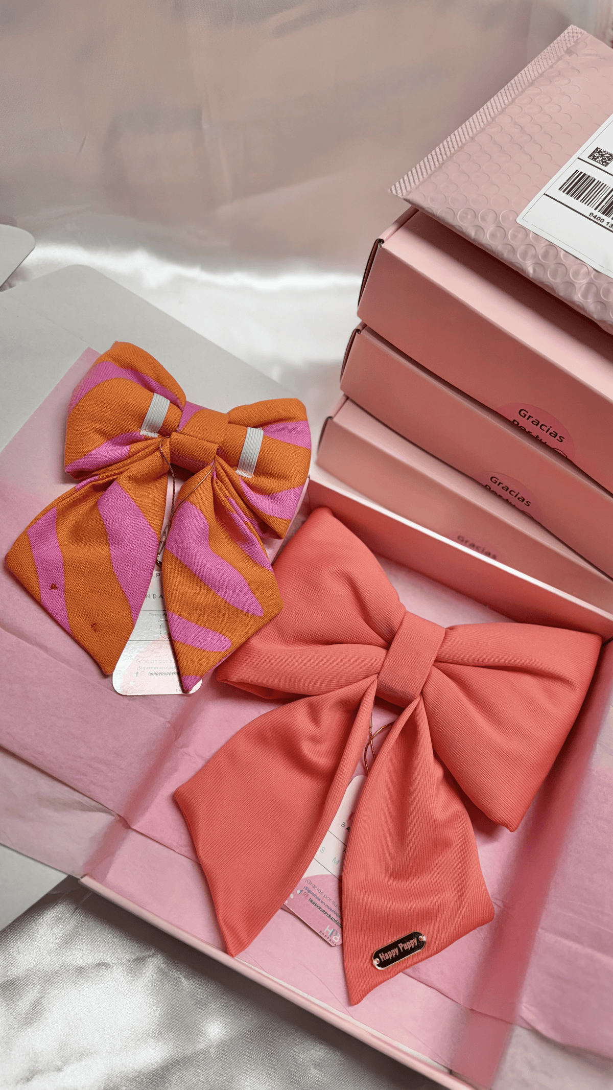Sailor bows para collar de perro Pink Sailor Bows de Happy Puppy Bandanas en rayas rosa y naranja y en coral liso, presentados en cajas de regalo