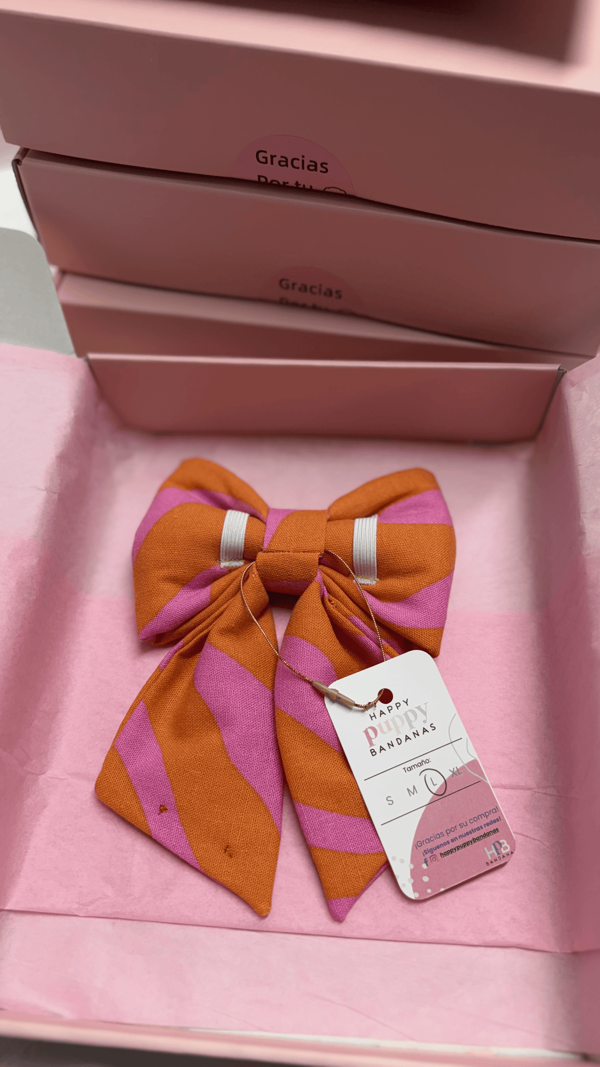 Detalle del sailor bow para collar de perro Pink Sailor Bows de Happy Puppy Bandanas en rayas rosa y naranja