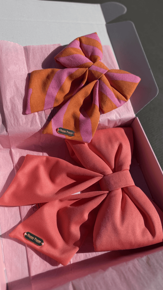 Sailor bows para collar de perro Pink Sailor Bows de Happy Puppy Bandanas en rosa, coral y naranja, presentados en caja de regalo