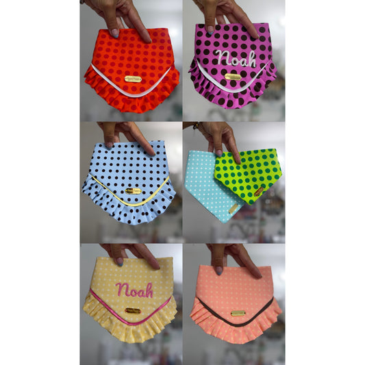 Collage de bandanas para perro Polka dots de Happy Puppy Bandanas en rojo, magenta, azul claro, verde, amarillo y coral con estampado de lunares y nombre bordado