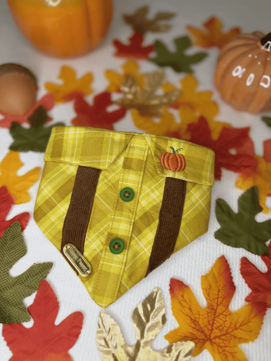 Bandana para perro Pumpkin Spice de Happy Puppy Bandanas en cuadros amarillo mostaza con tirantes marrones, botones y calabaza bordada, vista frontal