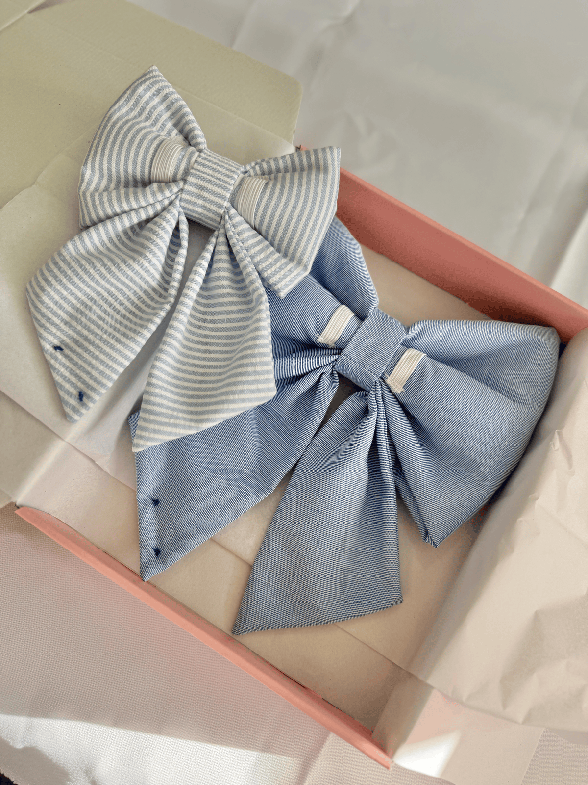 Sailor bow personalizado para collar de perro de Happy Puppy Bandanas en tela de rayas azul claro, presentado dentro de una caja de regalo rosa