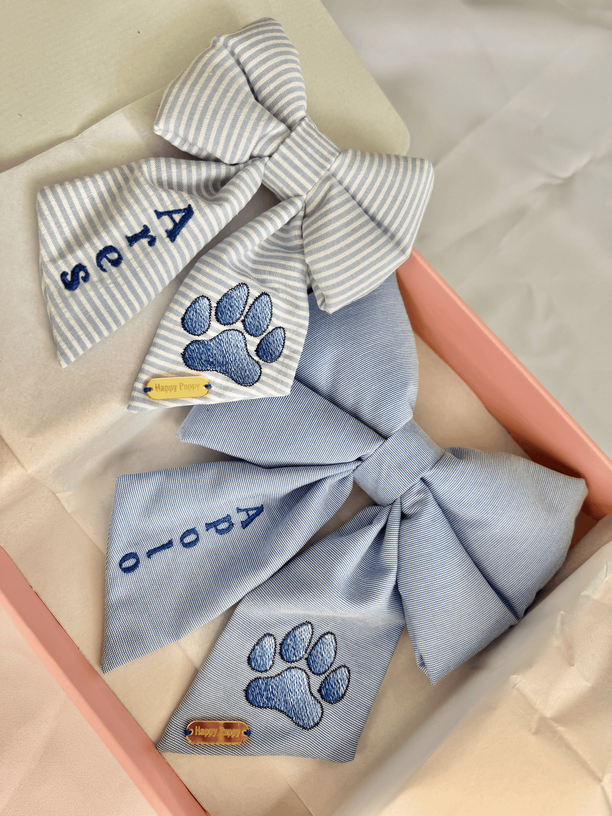 Sailor bows personalizados para collar de perro de Happy Puppy Bandanas en tela de rayas azul claro, con huella y nombre bordados, presentados en caja de regalo rosa
