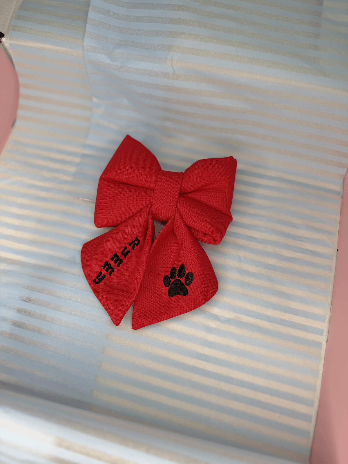 Sailor bow personalizado para collar de perro de Happy Puppy Bandanas en rojo, con nombre y huella bordados, vista de detalle