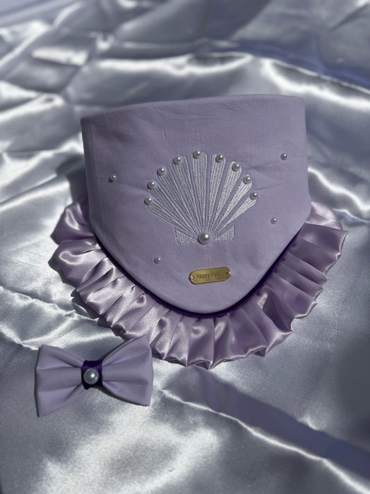Bandana para perro Sea Shell de Happy Puppy Bandanas en lila con concha bordada en hilo plateado, volante de satin y bow tie a juego, vista frontal